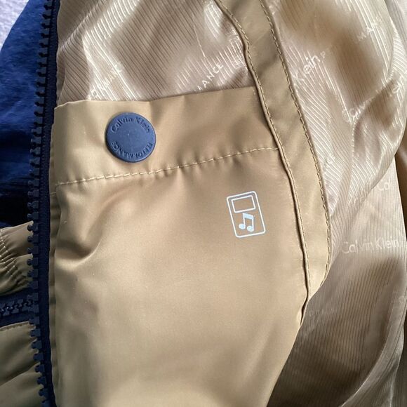 Calvin Klein woman’s performance athletic puffer vest size large. 0762 - Picture 6 of 8